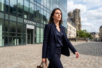 Femme d affaires en ville de Reims avec bâtiment moderne