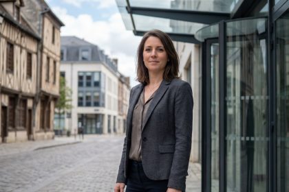 Femme professionnelle confiante devant un centre d'affaires à Troyes